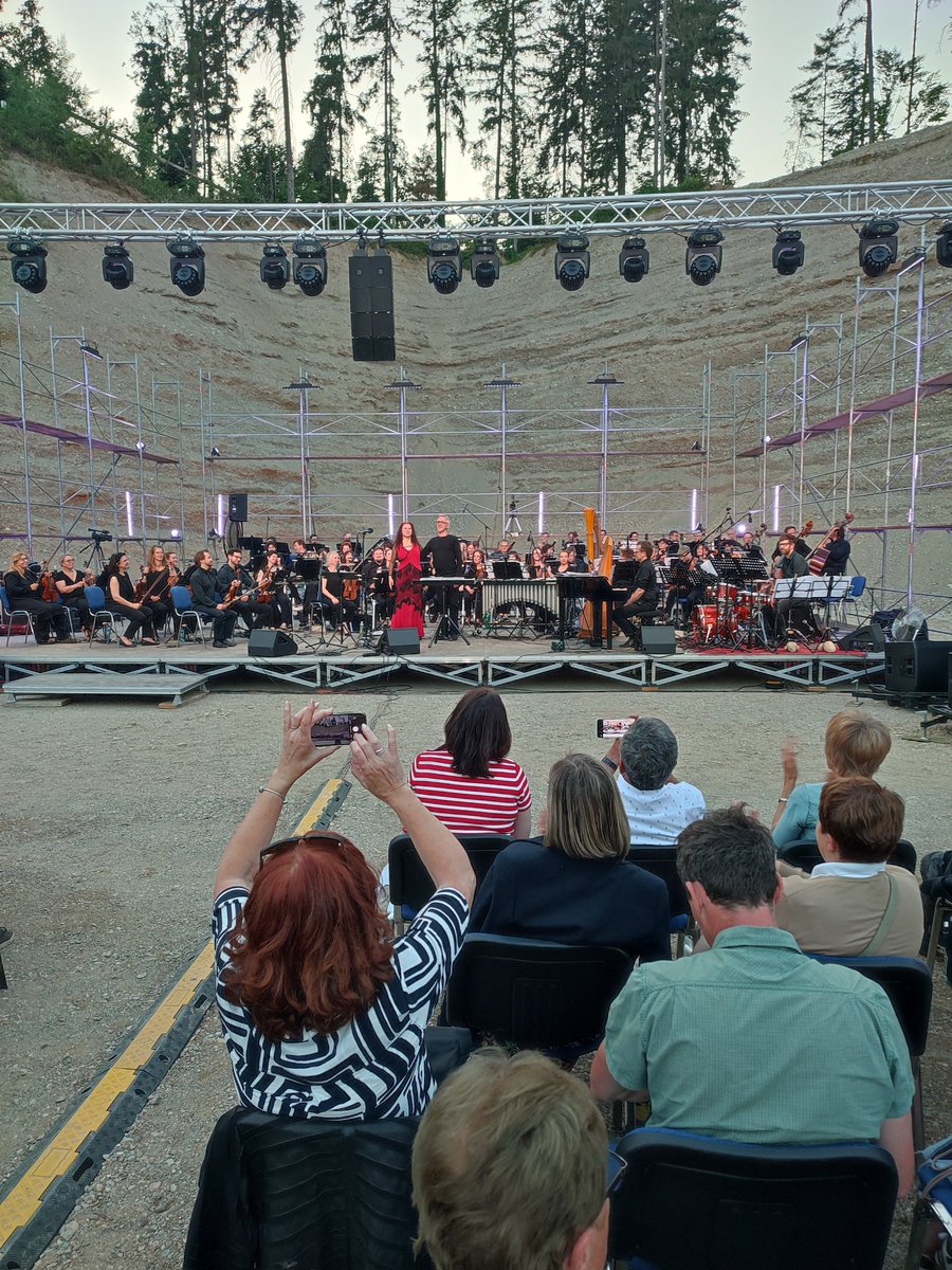 ErikaPlaninsec's tweet photo. #ARSfest, ki ga prireja KD Radlje ob Dravi je tokrat organiziralo že drugi koncert v ambientu gramozne jame...

Naše gore list dirigent, skladatelj #IzidorLeitinger in Simfonični orkester @RTV_Slovenija, ter #MajaLisacBarroso 🎷 in @EricVloeimans 🎺

Nekaj tako izjemnega 👏 https://t.co/65YluhTtcE