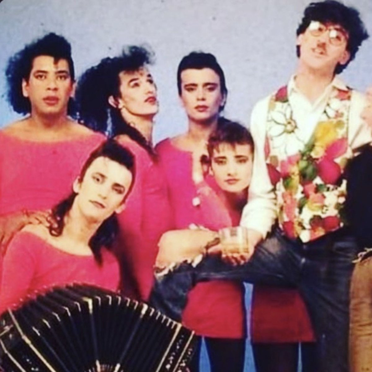 Charly García, Hilda Lizarazu, Carlos “El Negro” García López, Fernando Samalea, Fabián “El Zorrito Von” Quintiero y Fernando Lupano fotografiados por Alejandro Kuropatwa (1989) Como Conseguir Chicas