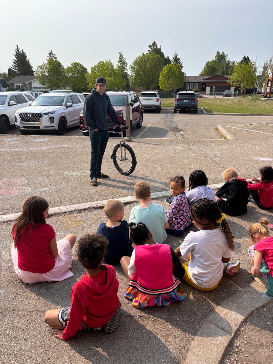 On Friday, to get us excited about our circus performance field trip this Monday, Mme Lyons' husband came to show 1F and 1/2F how to unicycle.