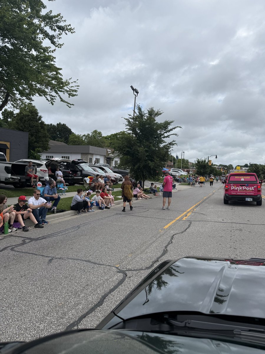 ShawneeMFord's tweet image. Had an amazing time at this year’s Old Shawnee Days Parade! Proud to be a Gold Sponsor 💛 Big thanks to everyone who made it happen! #OldShawneeDays #GoldSponsor #ShawneeKS #CommunityPride #FestivalFun