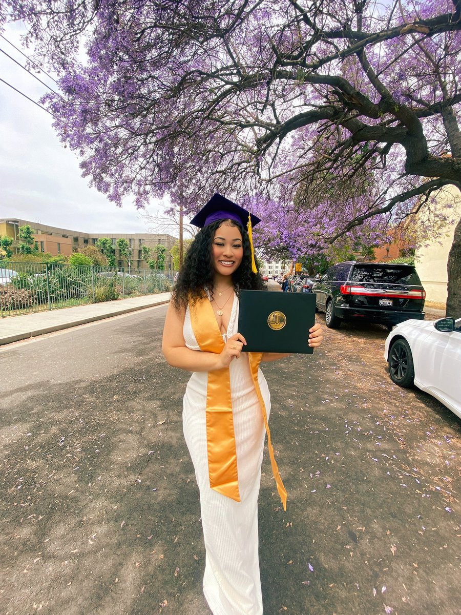 1 degree hotterrrre🎓🥵
Bachelors in Fine Arts type shiiii!