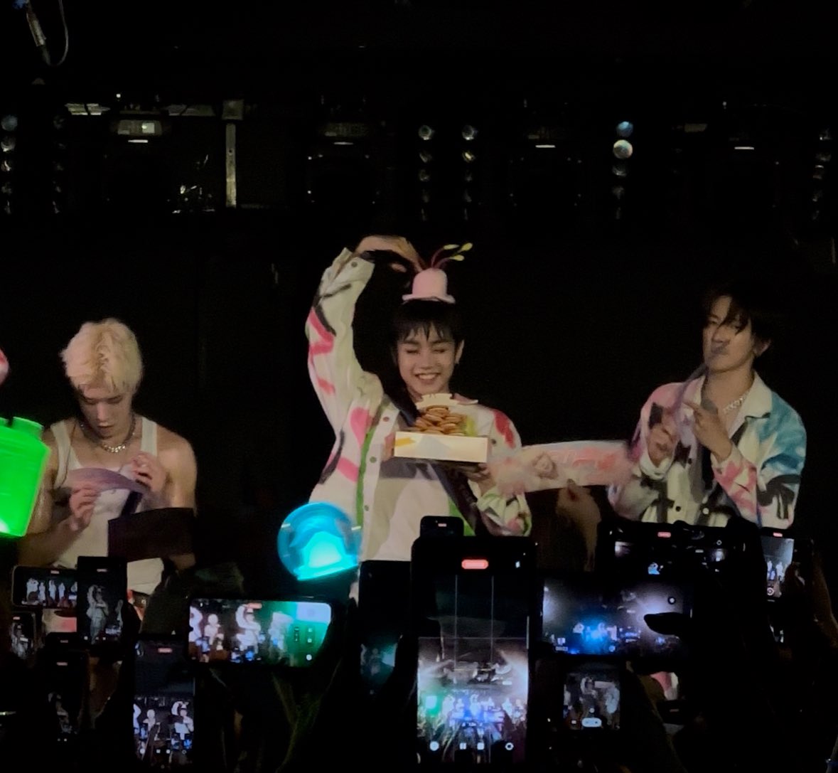 taeninini's tweet photo. not gonna post anything just for twt to ruin the quality of already lq videos, but if anyone wants some content i posted everything on my ig 🙂‍↕️ #트렌드지 #TRENDZ #TRENDZinWarsaw #TRENDZEuropeTour #GLOWTOUR https://t.co/XxcsNB3jgN