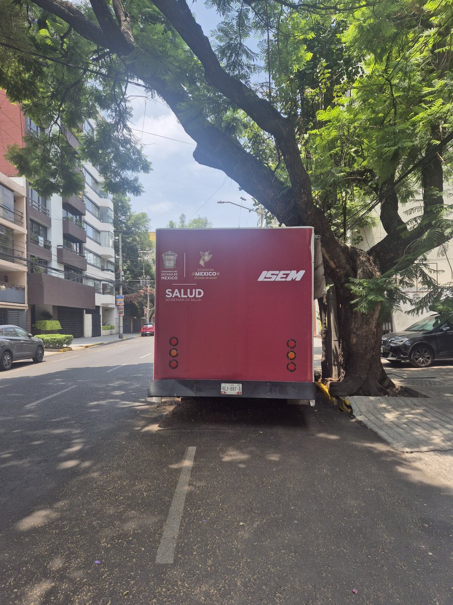 AnaGGuerreroC's tweet photo. @SSaludCdMx tienen una unidad de Mamografía abandonada desde 1 año. Mal estacionada, fuera del rayado, impide la visibilidad e incorporarse a la vía. Por favor pueden retirarla en Col Del Valle Sur. https://t.co/uUsXEH3XDX