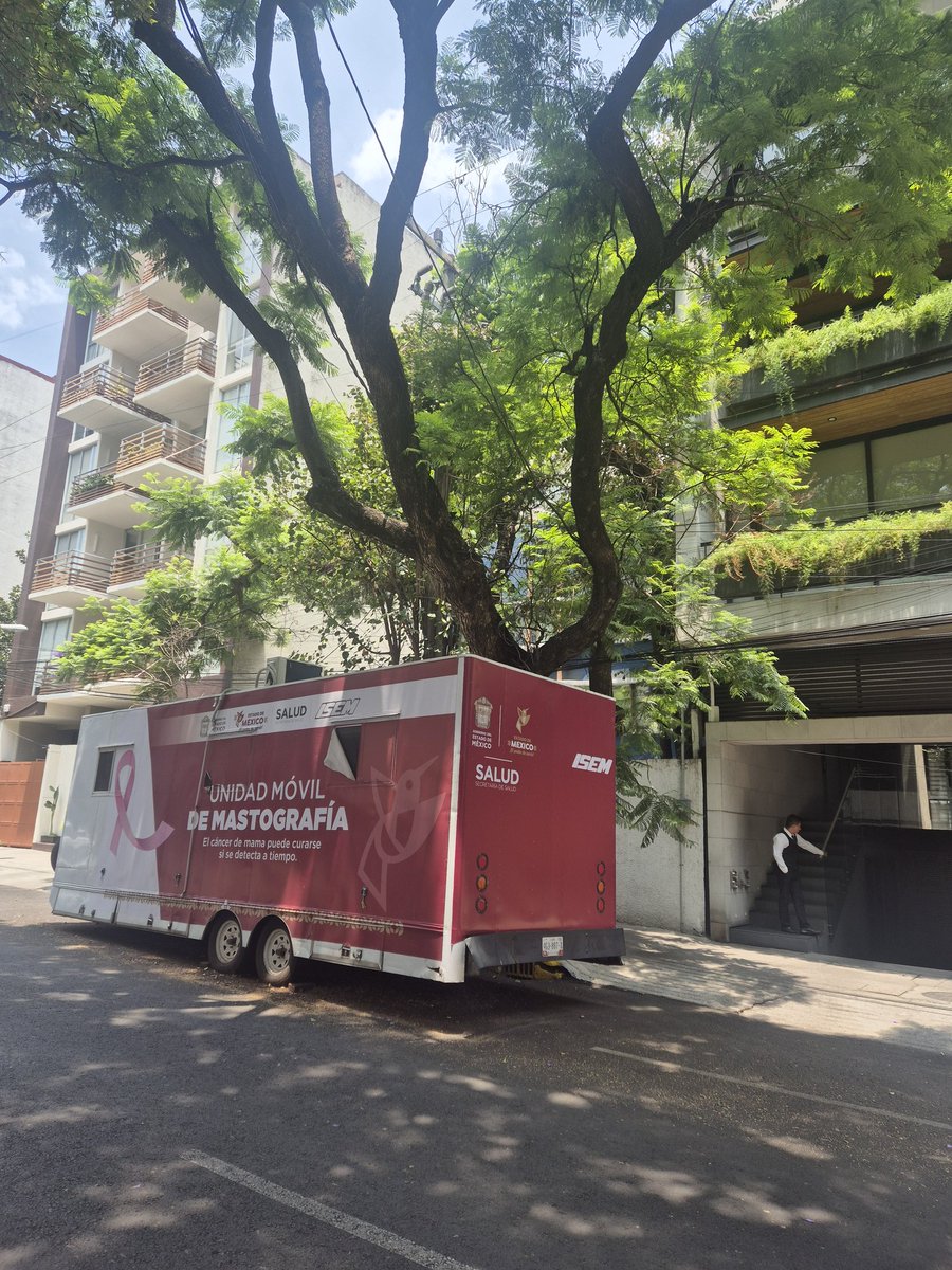 AnaGGuerreroC's tweet photo. @SSaludCdMx tienen una unidad de Mamografía abandonada desde 1 año. Mal estacionada, fuera del rayado, impide la visibilidad e incorporarse a la vía. Por favor pueden retirarla en Col Del Valle Sur. https://t.co/uUsXEH3XDX