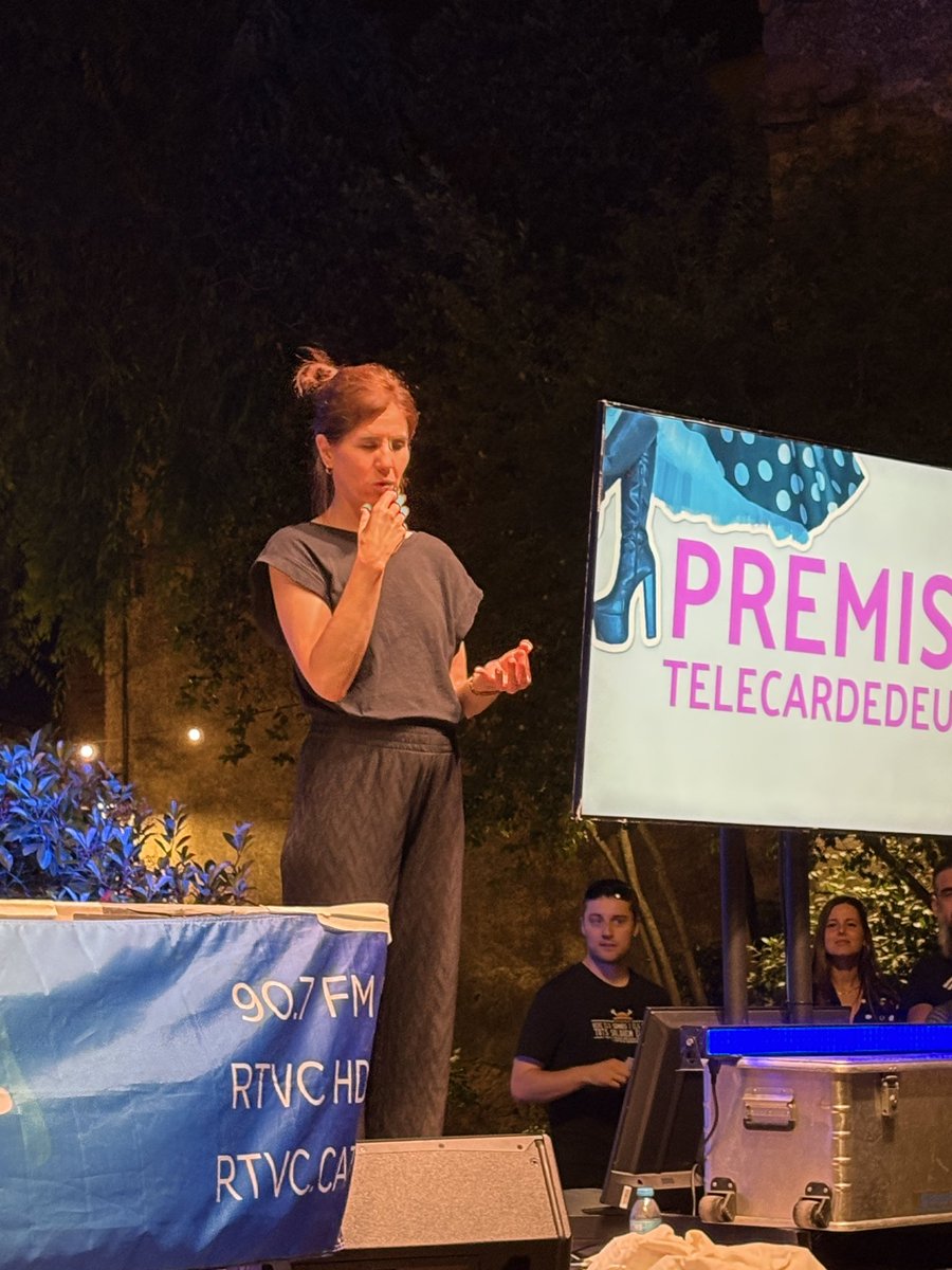 rtvcardedeu's tweet photo. Moltes gràcies Montse Rusiñol
Interpretant la Gala dels Premis TeleCardedeu 2025 en llengua de dignes catalana
#Cardedeu #PremisTeleCardedeu https://t.co/wG1TlBnl2a