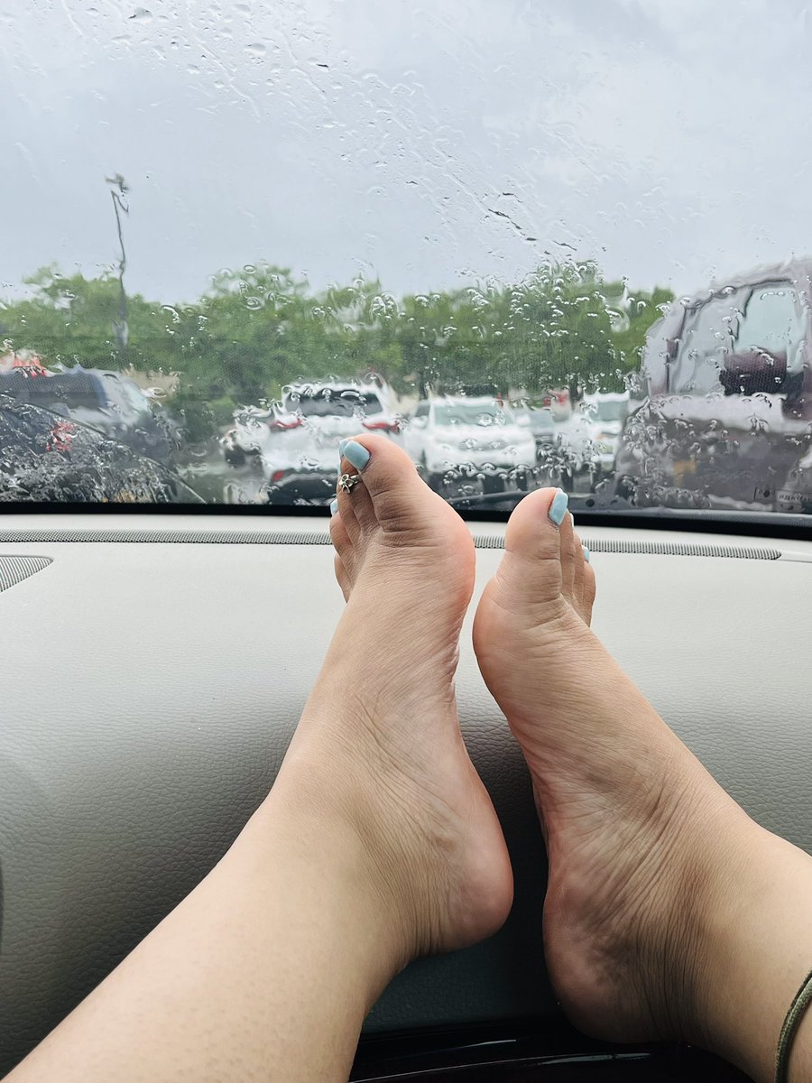 goddesssjade22's tweet photo. Rainy day so I decided to wear flip flops. These feet are soakeddd. 💦

#feetfetısh #footfetısh #feet #soles #wet #rain #feetworshi̇p #footmodel #feetnails #toes #feetseller #footpics https://t.co/GepgbLvR3E