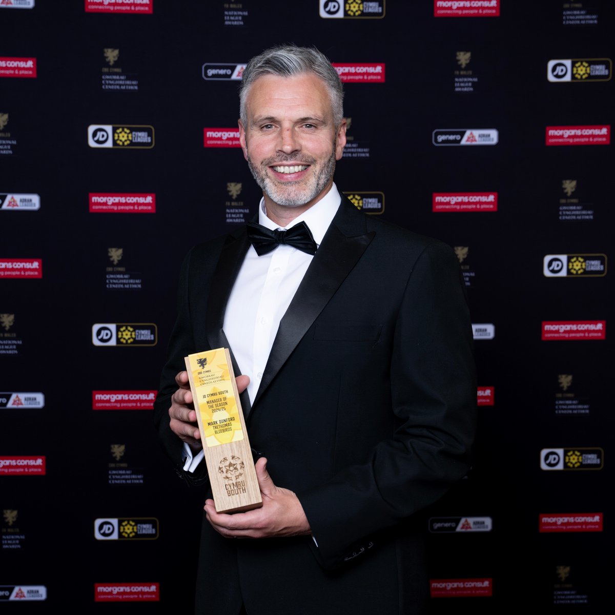 🏆 RHEOLWR Y TYMOR | MANAGER OF THE SEASON

#JDCymruSouth - Mark Dunford (<a href="/TreBluebirdsFC/">Trethomas Bluebirds AFC</a>)

#FAWNationalLeagueAwards
