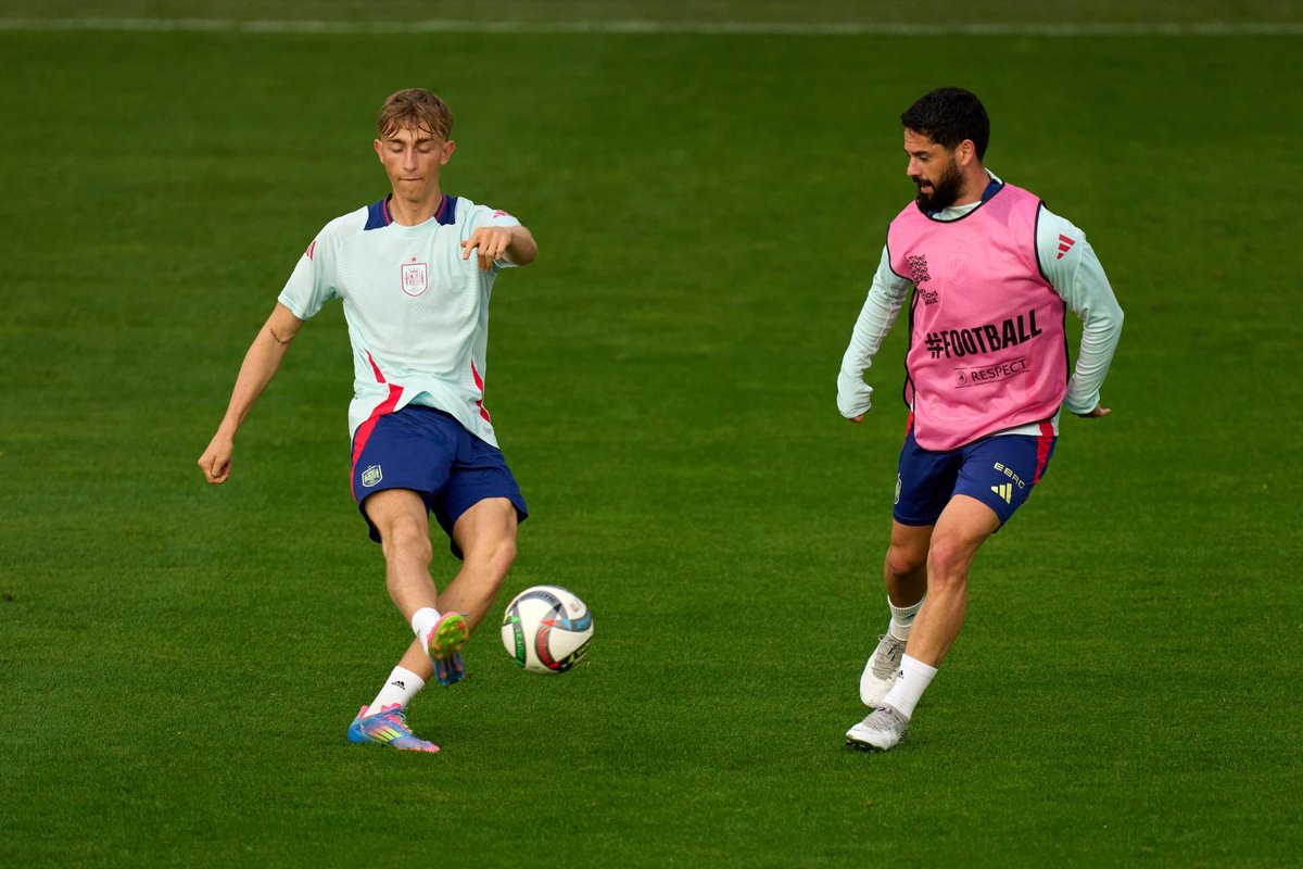 Tiempo de Juego (@tjcope) on Twitter photo 🇪🇸 Mañana la <a href="/SEFutbol/">Selección Española Masculina de Fútbol</a> juega la final de la <a href="/EURO2024DE/">UEFA Nations League DE</a> contra <a href="/selecaoportugal/">Portugal</a>, analizamos el partido con:
📌 <a href="/lamacope/">Manolo Lama</a>
📌 <a href="/miguelitocope/">Miguel Ángel Díaz</a>
📌 <a href="/ferevangelio/">Fernando Evangelio 🎙️</a>
📌 <a href="/robertomorales5/">Roberto Morales</a>
📌 <a href="/Ruben_Canizares/">Rubén Cañizares</a> 🇪🇸 Mañana la <a href="/SEFutbol/">Selección Española Masculina de Fútbol</a> juega la final de la <a href="/EURO2024DE/">UEFA Nations League DE</a> contra <a href="/selecaoportugal/">Portugal</a>, analizamos el partido con:
📌 <a href="/lamacope/">Manolo Lama</a>
📌 <a href="/miguelitocope/">Miguel Ángel Díaz</a>
📌 <a href="/ferevangelio/">Fernando Evangelio 🎙️</a>
📌 <a href="/robertomorales5/">Roberto Morales</a>
📌 <a href="/Ruben_Canizares/">Rubén Cañizares</a>