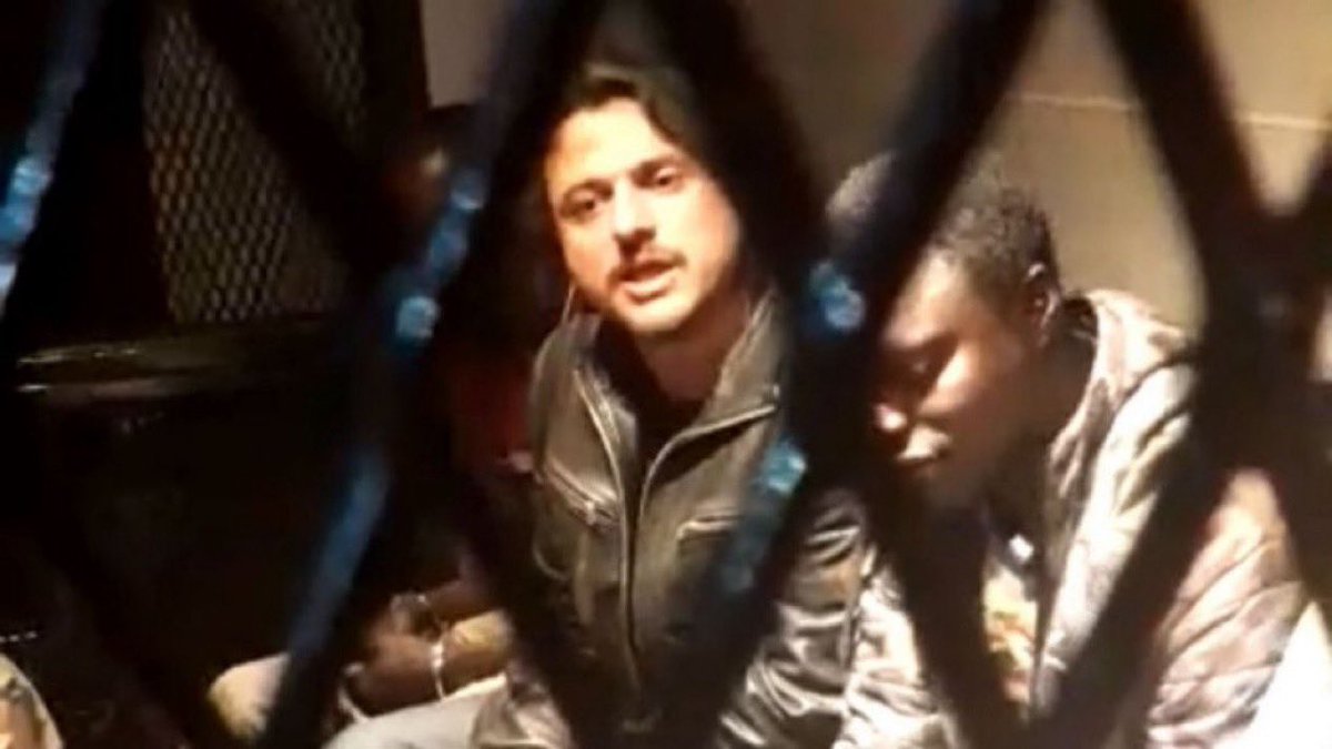 Esta es la foto que Grabois quería evitar que vean. Ahí lo tienen, preso junto a los que tomaron el instituto Perón. Que twitter haga su magia. 👇👊🚬💣✌🏿