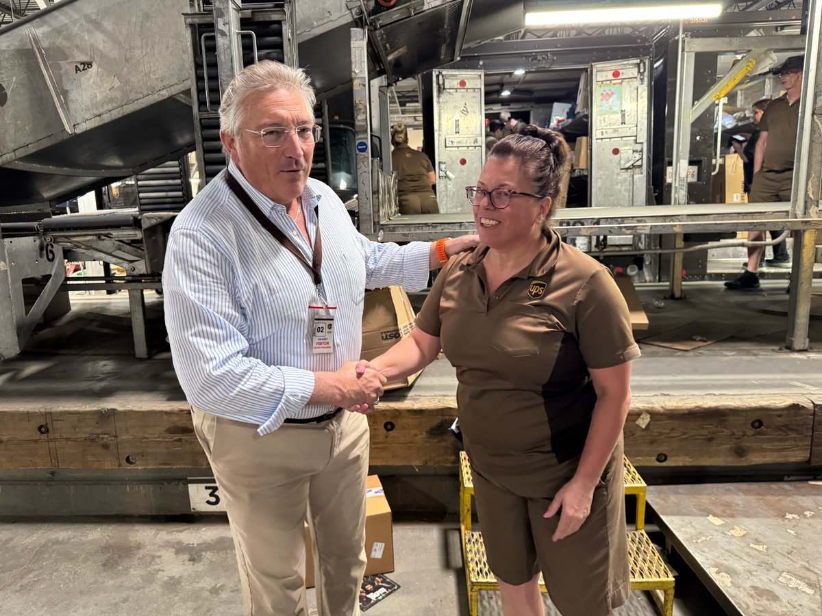 Teamsters Canada (@teamsterscanada) on Twitter photo 📦 Teamsters Canada President François Laporte met with UPS workers in Calgary to thank them for their hard work and commitment. These Local 362 members keep parcels moving and Canadians connected. 💪
#canlab <a href="/teamsters362/">Teamsters Local 362</a> 📦 Teamsters Canada President François Laporte met with UPS workers in Calgary to thank them for their hard work and commitment. These Local 362 members keep parcels moving and Canadians connected. 💪
#canlab <a href="/teamsters362/">Teamsters Local 362</a>