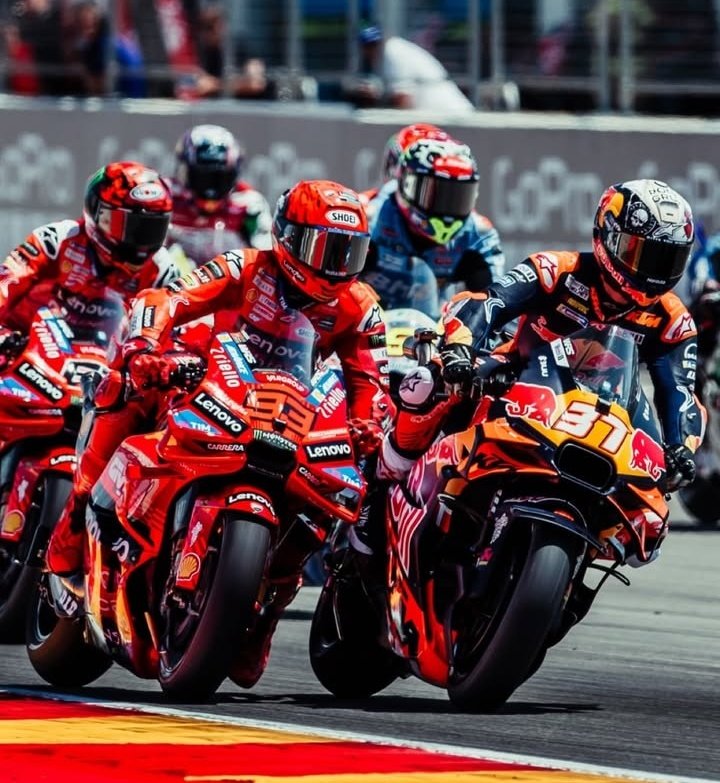 onthepitlane's tweet photo. Deseos para mañana: que gane España, que gane Alcaraz y ver una lucha épica en carrera entre estas dos bestias

📸 @PolarityPhoto https://t.co/mA51z9mOp6
