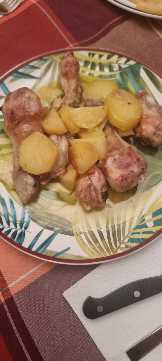 A veces hago pollo al horno con sus patatas y sus Ajos 😊