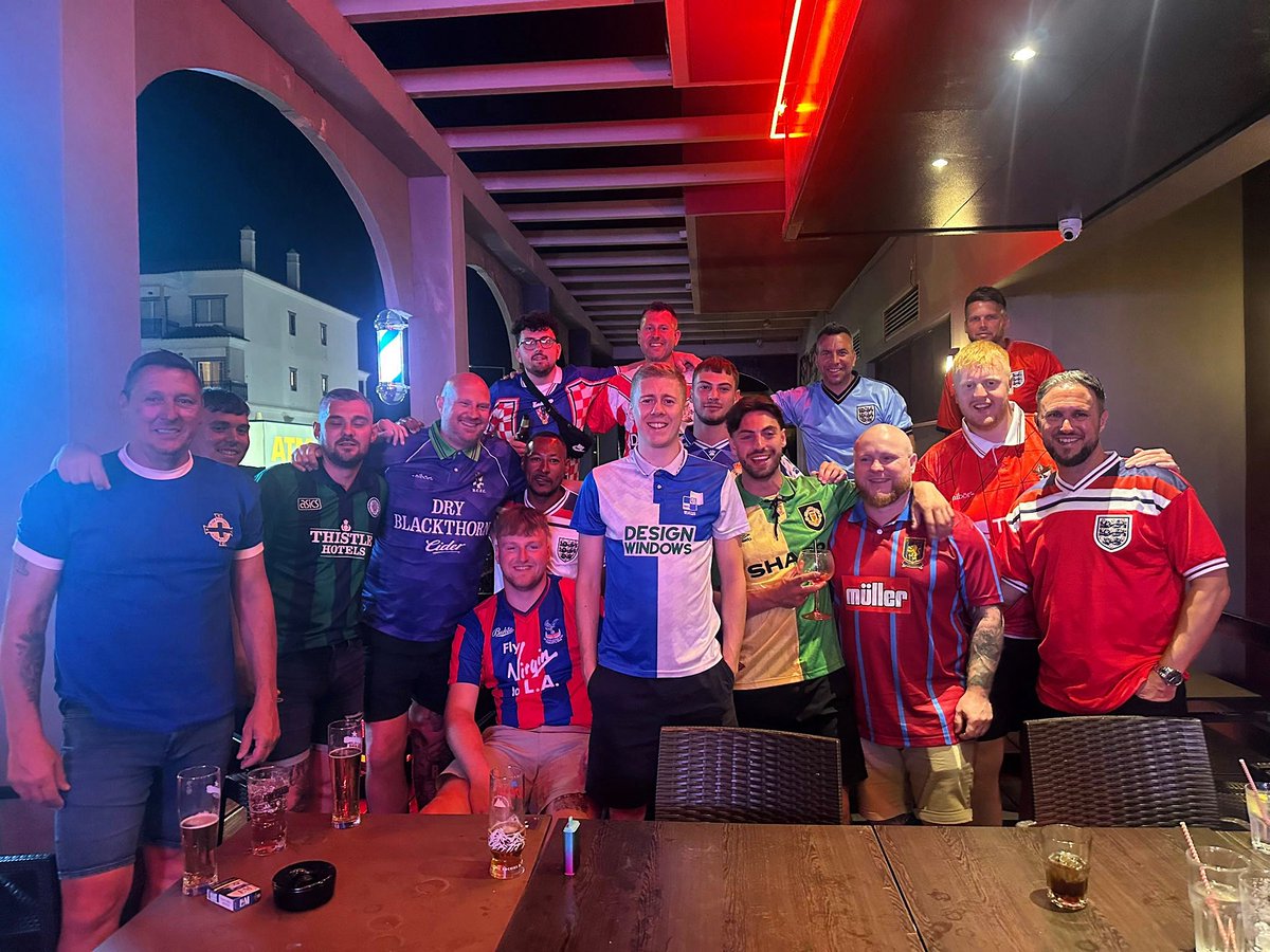 Retro night on tour! 🇵🇹 
#upthedurge #ladsontour #tour