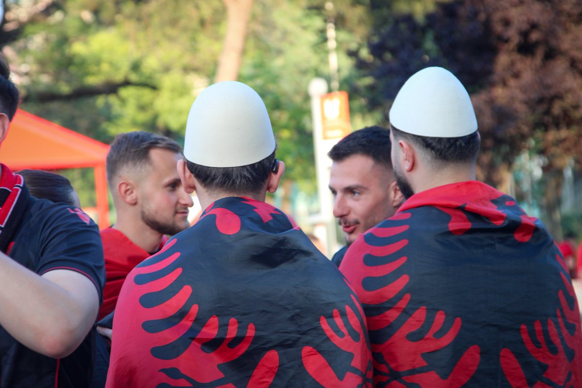 Am brofiad cael bod yn Tirana ar gyfer Albania v Serbia heno. Dim ticed - dros 200,000 wedi ymgeisio (cyfateb i bron 10% o boblogaeth y wlad!) - ond golygfeydd absolutely mental. 🇦🇱🇷🇸