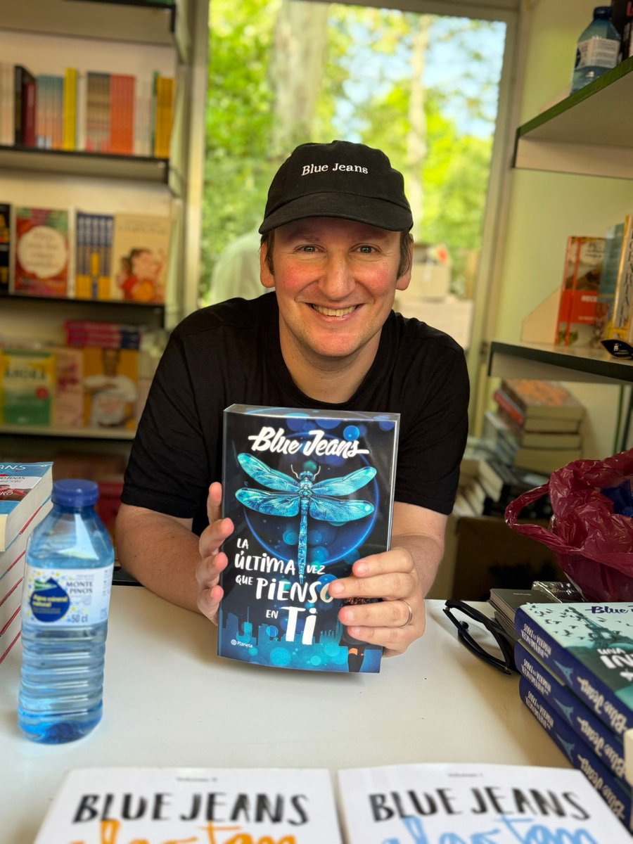 Muchas gracias a los que habéis venido a las firmas de hoy! Ha sido un placer. Mañana más! Os espero en El Retiro por la mañana y por la tarde!