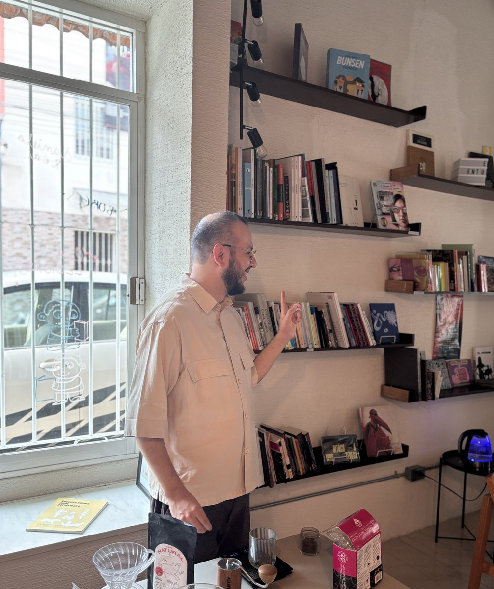 Café, libros y escritura. 

Saturdays vibes con <a href="/Carlitospindola/">perrito barista</a>