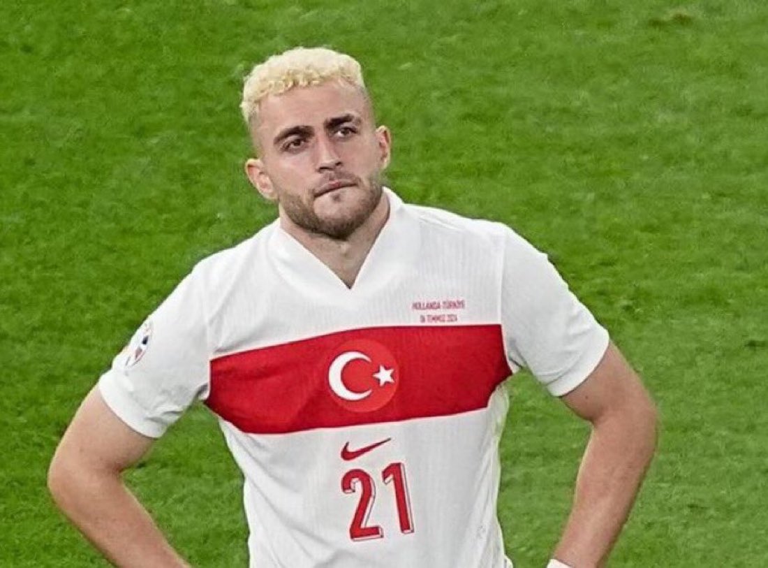 Şut yok
Pas yok
Bitiricilik 0
Oyun zekası 0 
Deli dana gibi oradan oraya koşar

Türk hakemlerinin futbolcu gibi gösterdiği şişme balon!