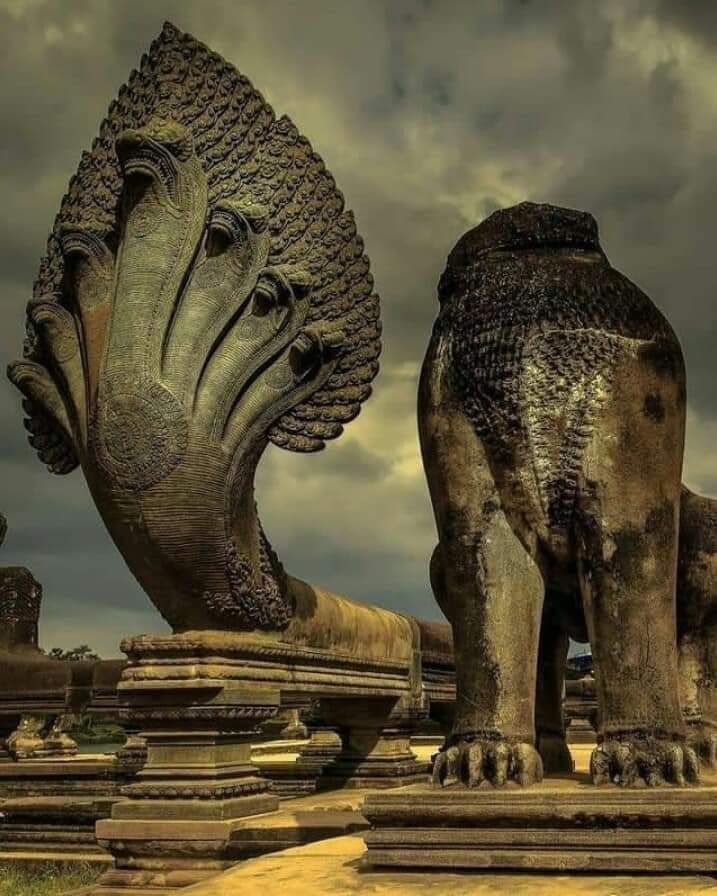 Thread of the Most Mysterious Places on Earth🧵

1. The Temples of Angkor, Cambodia 🇰🇭