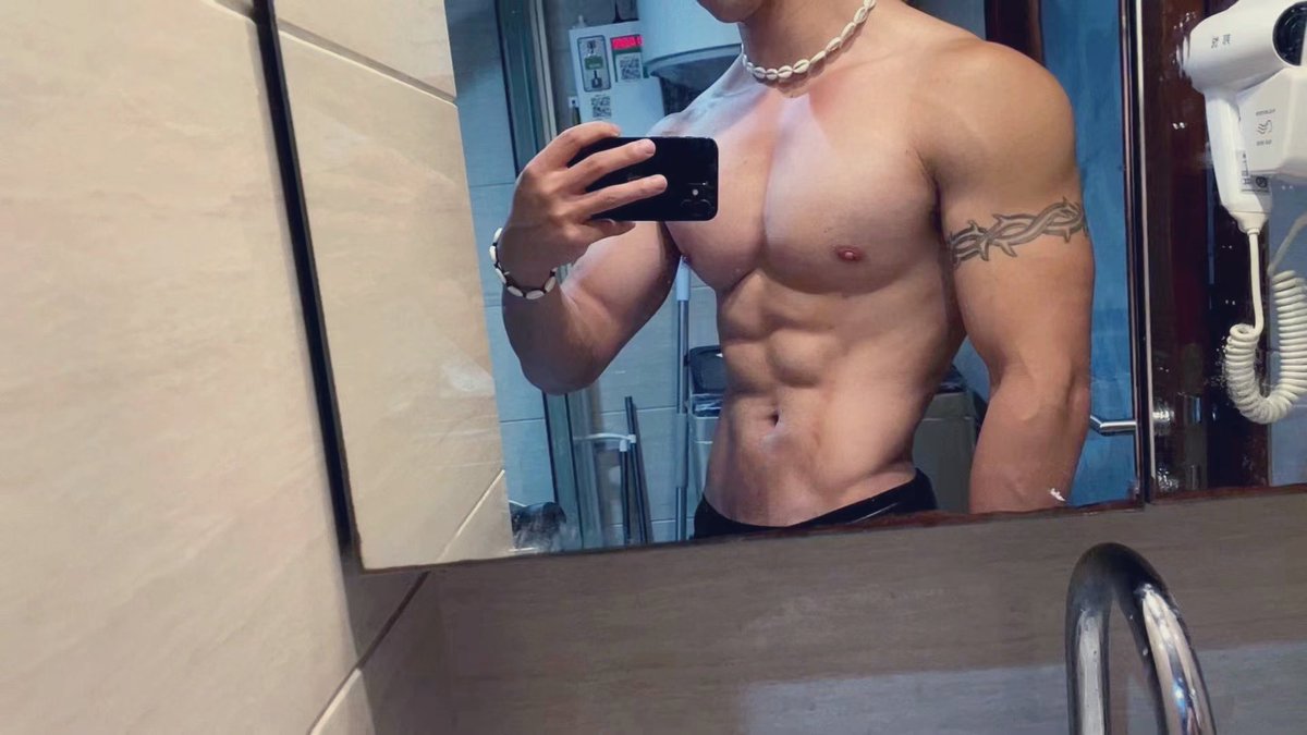 暴雨天气！苏州高铁北站肌肉男有人收留吗？
#农牛 #1M #肌肉 #坐一坐 #暴雨 #高铁站 #苏州北