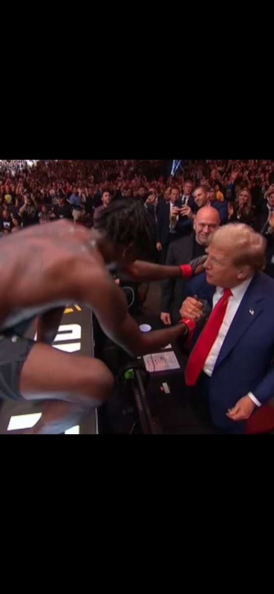 HunterBidenBag's tweet photo. One year difference. Kevin holland “dark man” chokes the Brazilian and goes straight to trump once again. #USA #lank https://t.co/m0RWX0JzUy