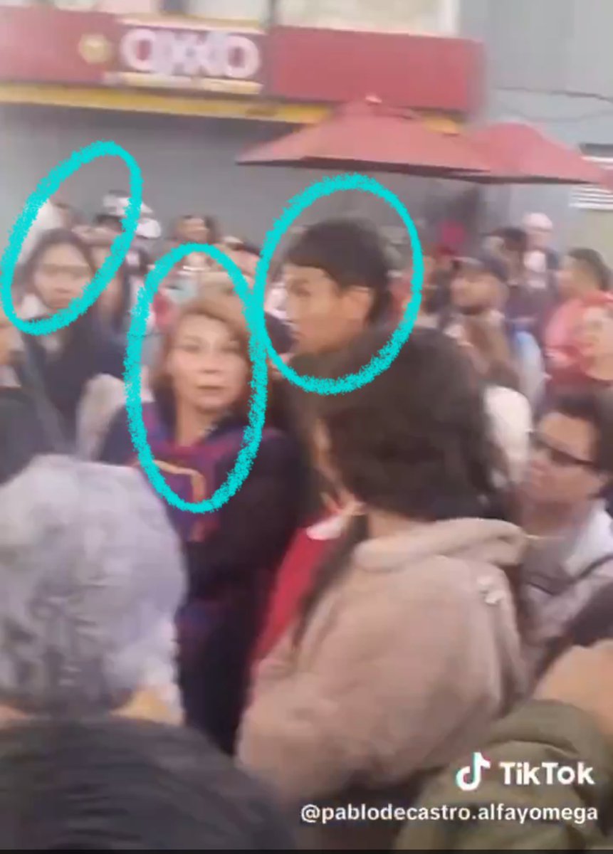 RenataSokolov's tweet photo. Segundos antes de que el sicario disparara contra Miguel Uribe

Observen como mientras el sicario mira fijamente su objetivo las otras dos mujeres parecen prestar vigilancia a los alrededores. Miguel estaba a la izquierda. Las dos mujeres miran Justo a quien hace el video. https://t.co/b7O3j4x1AN