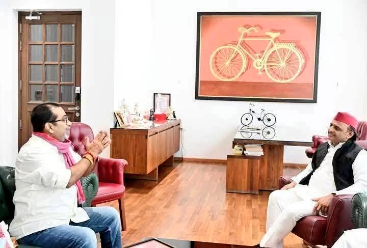 ये भारतीय राजनीति का दूसरा "आया राम गया राम " बनेगा |

अवध ओझा बहुत आवसरवादी है , जब इसने आम आदमी पार्टी ज्वाइन की थी तब भी मैंने बोला था, आज भी बोल रहा हूँ अवध  ओझा राजनीति में कामयाब नहीं हो पायेगा | 

इसको सेव कर के रख लो