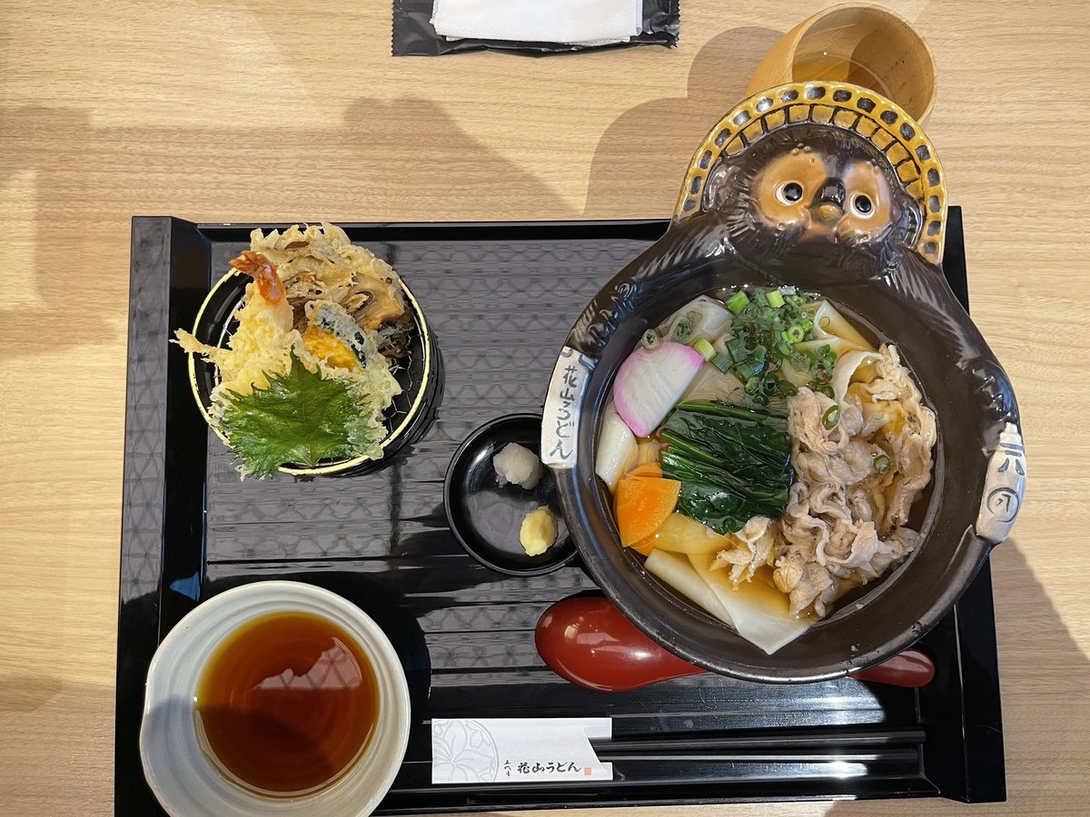 tea_for_two2010's tweet photo. ひもかわうどんを初めて食べた。おいしかった。たぬきの器もかわいい。

#花山うどん日本橋店
#鬼ひも川 https://t.co/1TDccT5IWv