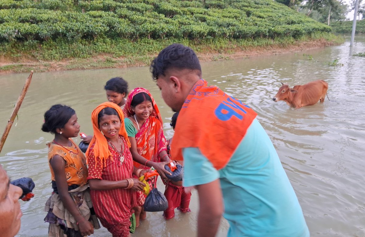 ABVPVoice's tweet image. Karyakartas of ABVP Assam have been actively involved in rescue operations and the distribution of relief materials in the flood-affected areas of Hailakandi District, Assam, extending their support with dedication and humility.

#StudentsForSeva
#ABVPForSociety