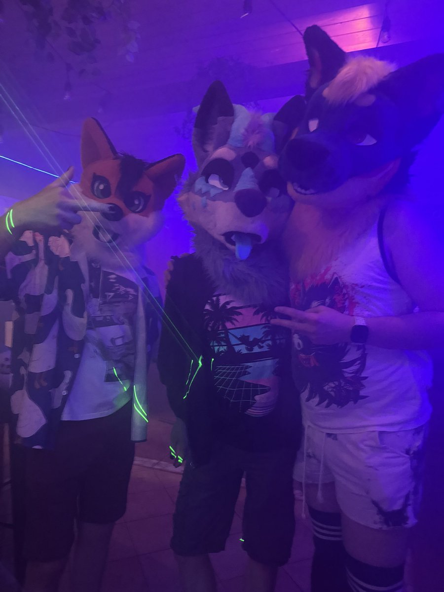 Starting my vacation strong with a party surrounded by good friends ☺️