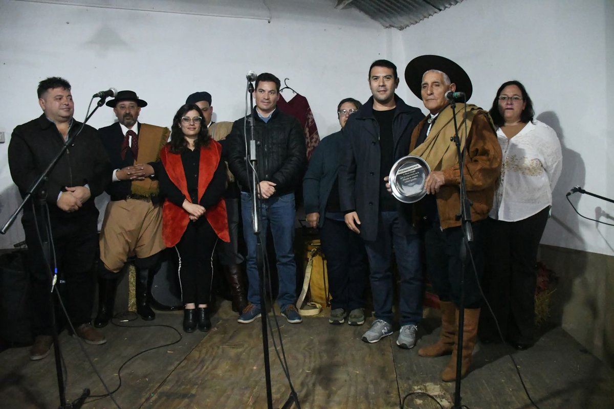 MuniChivilcoy's tweet photo. 🧉 Acompañamos al Círculo Criollo "El Bozal", en la peña en homenaje a Óscar Cirulli

🎶💃🏻 El evento contó con la participación de artistas como Carlos Marchesini, Los Tordos, José Costa, Martín Vairo y el trío 3, además de Sebastián Disiervi y el taller de folklore El Bozal. https://t.co/RhMuCZCddH
