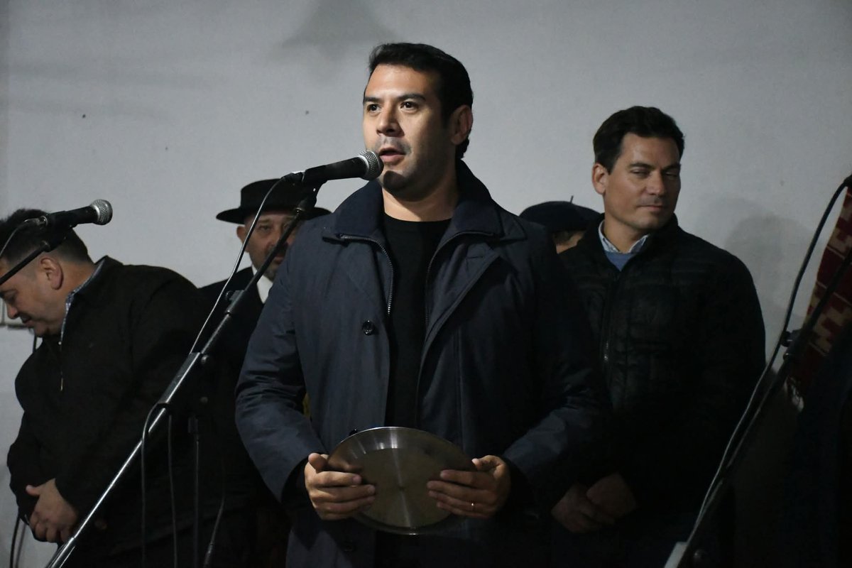 MuniChivilcoy's tweet photo. 🧉 Acompañamos al Círculo Criollo "El Bozal", en la peña en homenaje a Óscar Cirulli

🎶💃🏻 El evento contó con la participación de artistas como Carlos Marchesini, Los Tordos, José Costa, Martín Vairo y el trío 3, además de Sebastián Disiervi y el taller de folklore El Bozal. https://t.co/RhMuCZCddH