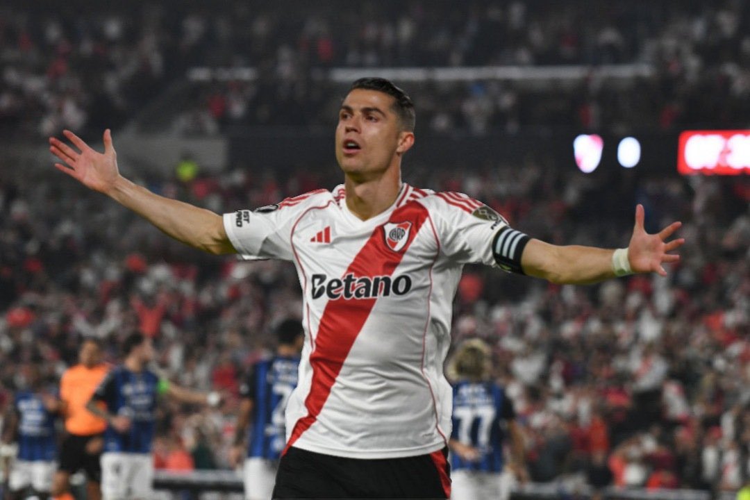 En mi TL todo el día literal lo único que se ha hablado ha sido del supuesto pase de Cristiano Ronaldo a River.  😂 

Hágase 🔥 

#CR7ARiver 🇦🇷 🔴⚪️