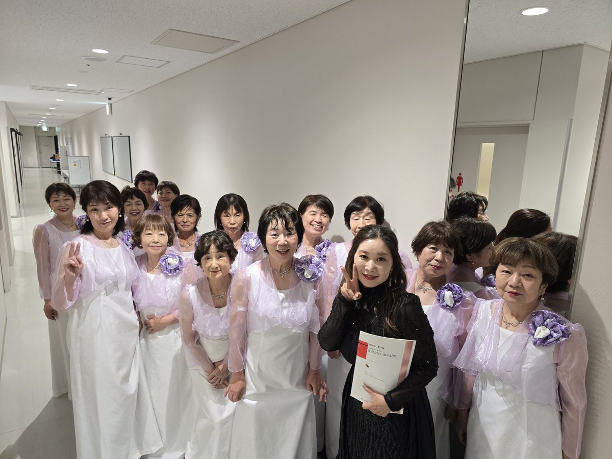 WCA_official's tweet photo. 2番目は岩出市コーラスクラブの皆さま！
「練習の成果が発揮できるように頑張ります！岩出市コーラスクラブでした！」

なかにしあかね作曲「花のように 雲のように」より
・歌いながら行こう
・夜が静かに満ちてゆく

の2曲です🍊

 #おかあさんコーラス和歌山  #和歌山県合唱祭
 #和歌山合唱の日 https://t.co/8YpSuYfbIW