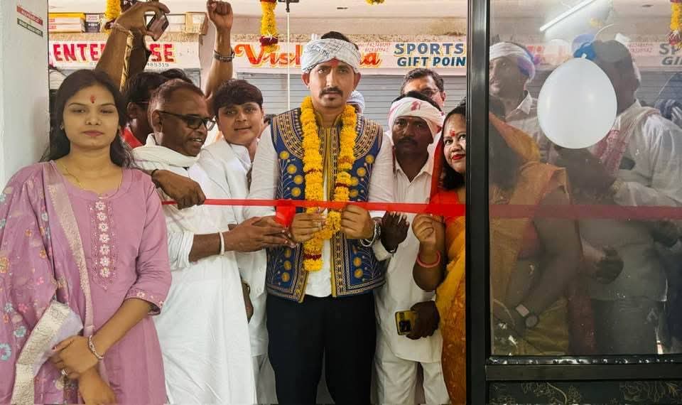 🏵️कल दाहोद, गुजरात में भारत आदिवासी पार्टी के कार्यालय उद्घाटन कार्यक्रम आयोजित हुआ।
गुजरात प्रदेश कार्यकारिणी व दाहोद जिला कार्यकारिणी के पदाधिकारियों के सराहनीय कार्य के लिये आभार। बाप पार्टी आने वाले समय में गुजरात की जनता के लिये एक तीसरे मजबूत विकल्प के रूप से कार्य करेगी।