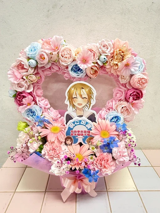 多田李衣菜ちゃんと青木瑠璃子さん宛てに、感謝と愛を込めて楽屋花を贈りました アイプロの桜イメージのピンクをベースに、今回は李衣菜の色であり沖縄!海!夏!な青系を混ぜてもらいました。きれいなハート型 2日間応援しています!! #デレステ10thツアー #デレステ10thツアー沖縄