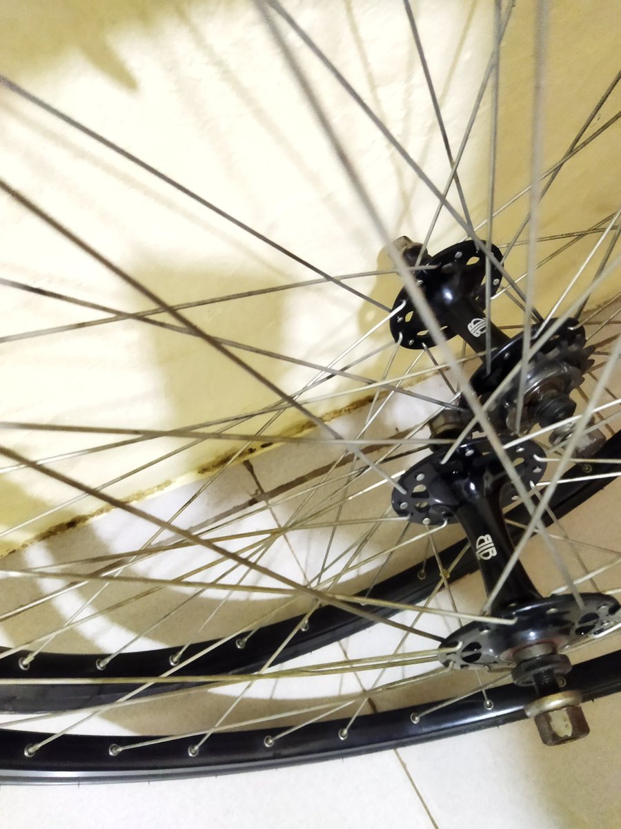 alonelinesss's tweet photo. Dijual wheelset h+son tb14 hub BLB inc cog Dura Ace 15t dan ban, harga 2,5 #fnfjb https://t.co/f74bd6iN9Z