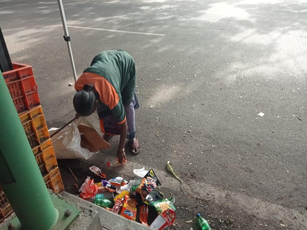 Natraj1013352's tweet photo. ರಾಜ್ಯದ ಯಾವುದೇ ಸ್ಥಳಿಯಸಂಸ್ಥೆಗಳಾಗಲಿ ನಗರಸಭೆ ನಗರಪಾಲಿಕೆಗಳಾಗಲಿ ಪೌರಕಾರ್ಮಿಕರ ಸುರಕ್ಷೆಯ ಪರಿಕರ ಗಳ ಬಗ್ಗೆ ಕಿಂಚಿತ್ತು ಕಾಳಜಿ ಇಲ್ಲದಾಗಿದೆ ಹಲ್ಲಿಲ್ಲದ ಆಯೋಗಗಳು  ಜಡ್ಡುಗಟ್ಟಿರುವ ಆಡಳಿತ
@CMahadevappa @BBMPCOMM 
@SWDGoK https://t.co/gFamf2jTSd
