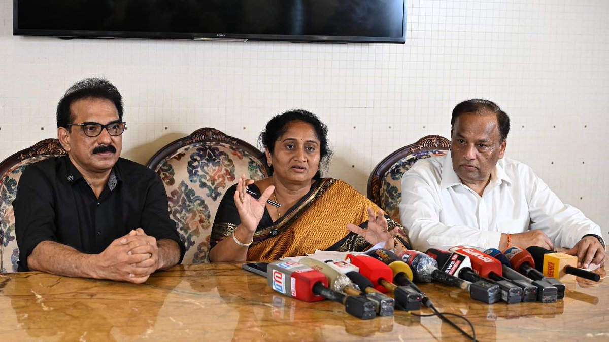 AndhraNexus's tweet image. Kitex Garments keen on AP! 

AP Textiles Minister S. Savitha met Kitex MD Sabu Jacob in Kochi, handed over CM Chandrababu Naidu’s invite to visit Amaravati for investment talks.
#AndhraPradesh #Kitex #InvestInAP