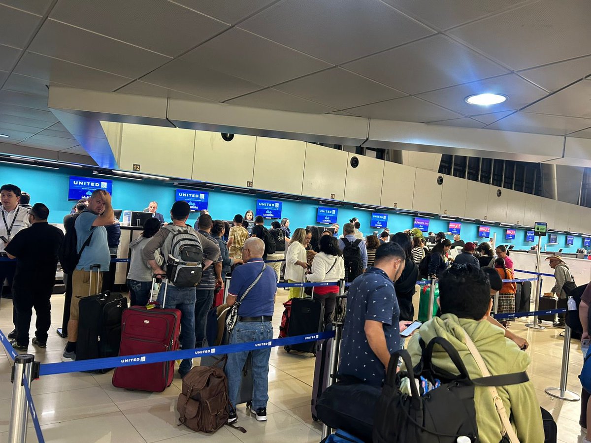 🚨 INACEPTABLE: El Aeropuerto Internacional La Aurora está cerrado esta noche y se están cancelando vuelos por “dificultades en el manejo operativo”. ¿Cómo es posible que un aeropuerto de esta importancia no pueda garantizar sus servicios básicos? ¡Una vergüenza nacional! ✈️❌🇬🇹
