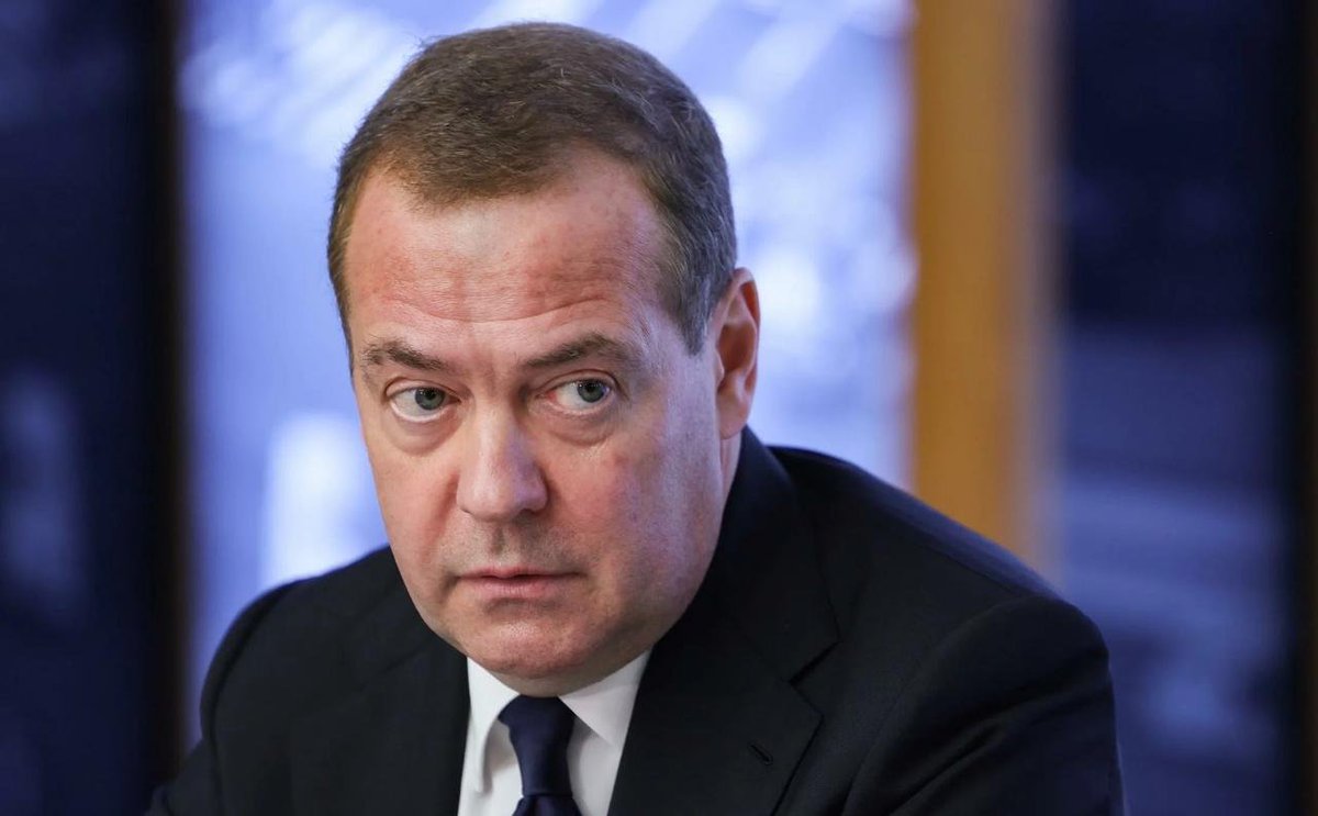 Cardy38017Anne's tweet photo. 🇷🇺 🇺🇦  Dmitri Medvedev a nommé la raison pour laquelle Kiev perturbe l'échange des corps des morts.

Selon lui, les autorités ukrainiennes ne veulent pas récupérer les restes de plus de 6 000 militaires des forces armées ukrainiennes, https://t.co/kWOC3eFr5p
