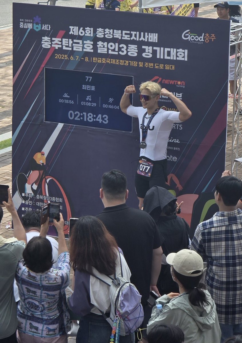 Shinee_Fan_Base's tweet photo. #MINHO's Triathlon Performance Breakdown 

🏊🏻‍♂️ Swim: 750 m in 18:57
◽ T1: 3:38
🚴🏻‍♂️ Bike: 40 km in 1:08:29
◽ T2: 1:34
🏃🏼‍♂️ Run: 10 km in 46:05

Total: 2:18:43 https://t.co/Oy2eboowd0