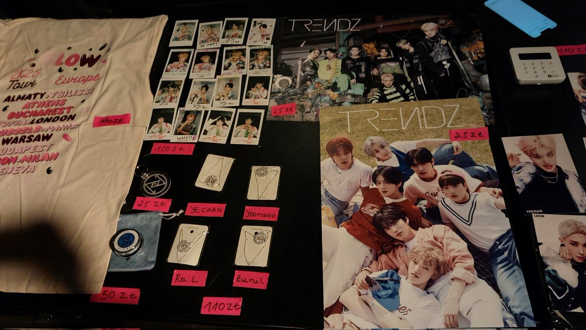 InTheMoonrain's tweet photo. Btw guys this is the merch for TRENDZ. Prices are in Polish złoty.
#TRENDZinEurope #TRENDZEuropeTour #GLOWTOUR https://t.co/eLQc17hdBH