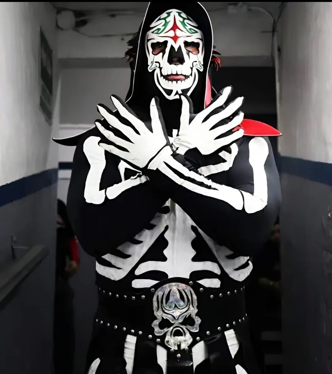 Si Mr. Iguana se robó el show hoy, no me imagino lo que este señor hubiera hecho en el ring, como se te extraña Chuy. #WorldsCollide