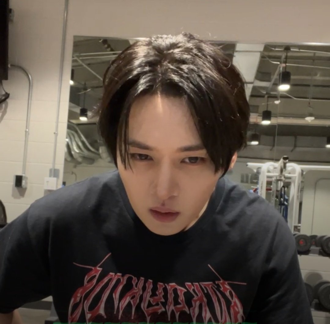 seungelical's tweet photo. mi cara cuando Lee Know termina sus lives de la nada: https://t.co/7S9j2m9z0M