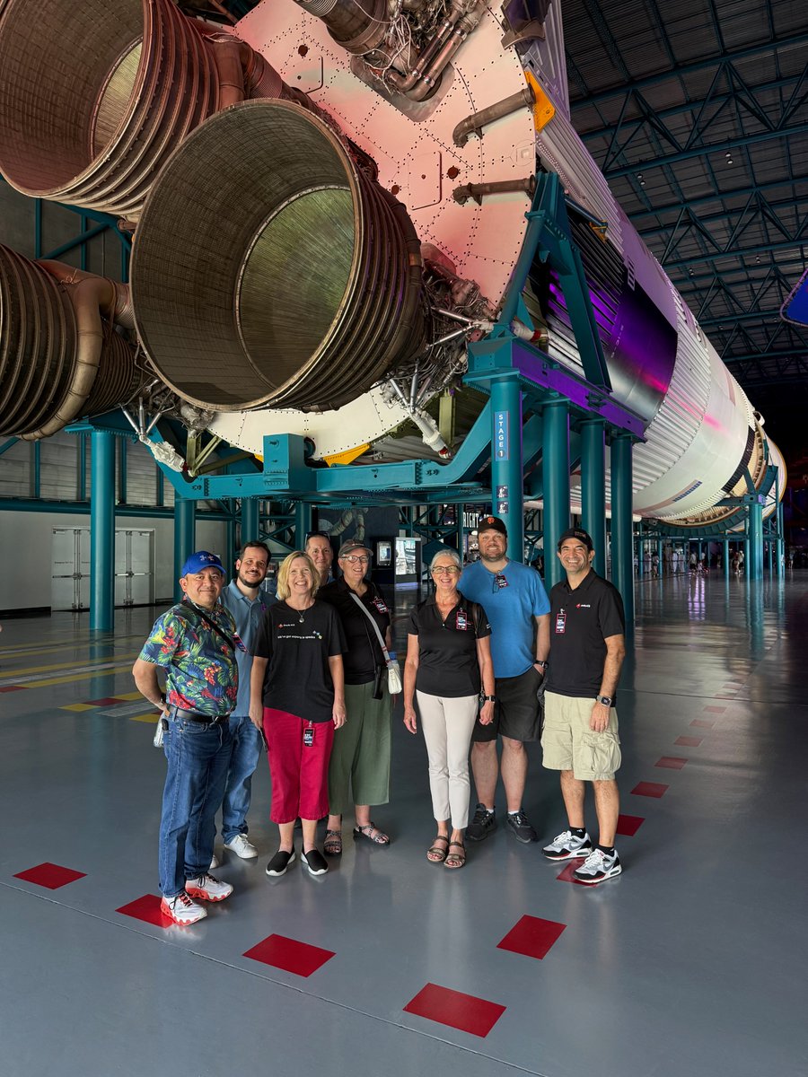 oracleace's tweet image. ACEs in Space! Out of this world ACE Adventure to @NASAKennedy before #Ascend2025!