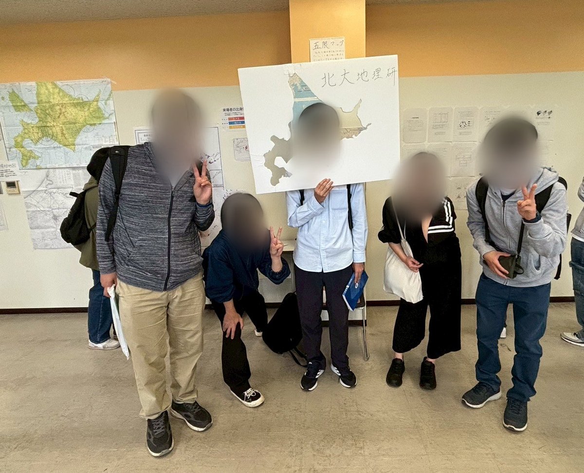 昨日は北大祭の北大地理研さんのブースにお邪魔しました。
会誌『十字街』を拝見し、その活動量の多さに驚愕しました。当会も見習わねば…！
展示も魅力的で、大変充実した時間となりました。
会員の皆さんありがとうございました！