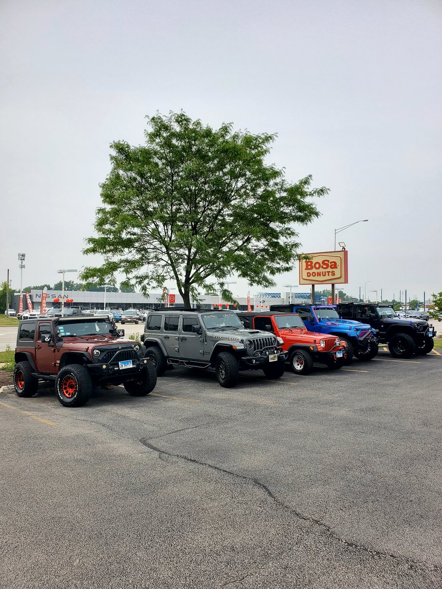 Taking Over The Donut Shop 

#Wrangler #JeepKrew #MidwestJeepAlliance #VamonosJeepKrew #WindyCityJeepClub08
