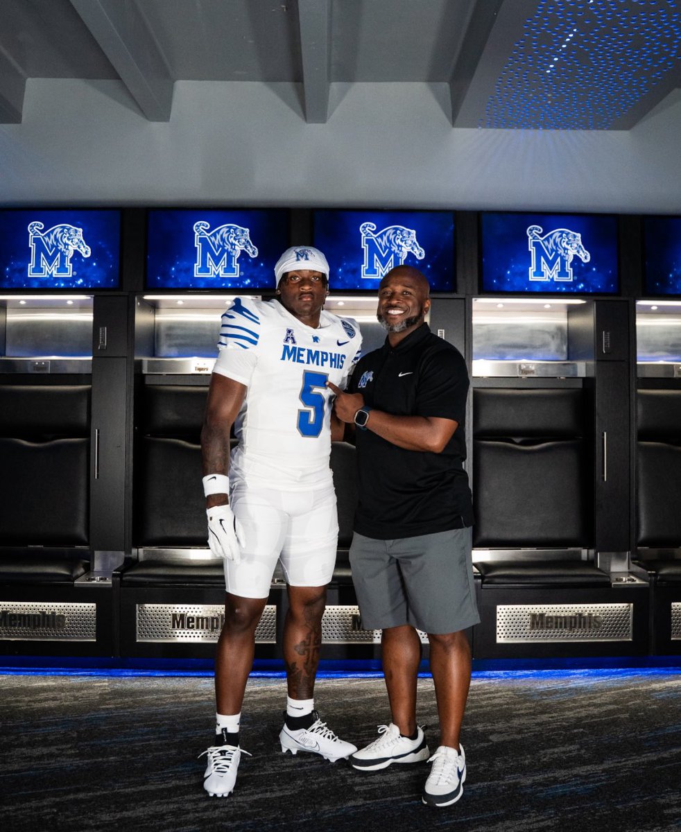 ronde_baker1's tweet photo. 👀👀 @CoachLeeMarks https://t.co/6K4L2LJ51Y