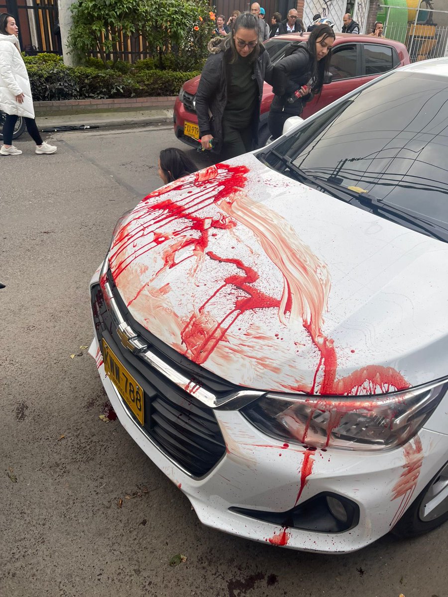 XPost1A's tweet photo. El senador y precandidato presidencial Miguel Uribe fue herido con arma de fuego en medio de un evento de simpatizantes en la localidad de Fontibón, en Bogotá. La noticia fue confirmada por su equipo de campaña y desde el Centro Democrático. https://t.co/3Jfup3JGud