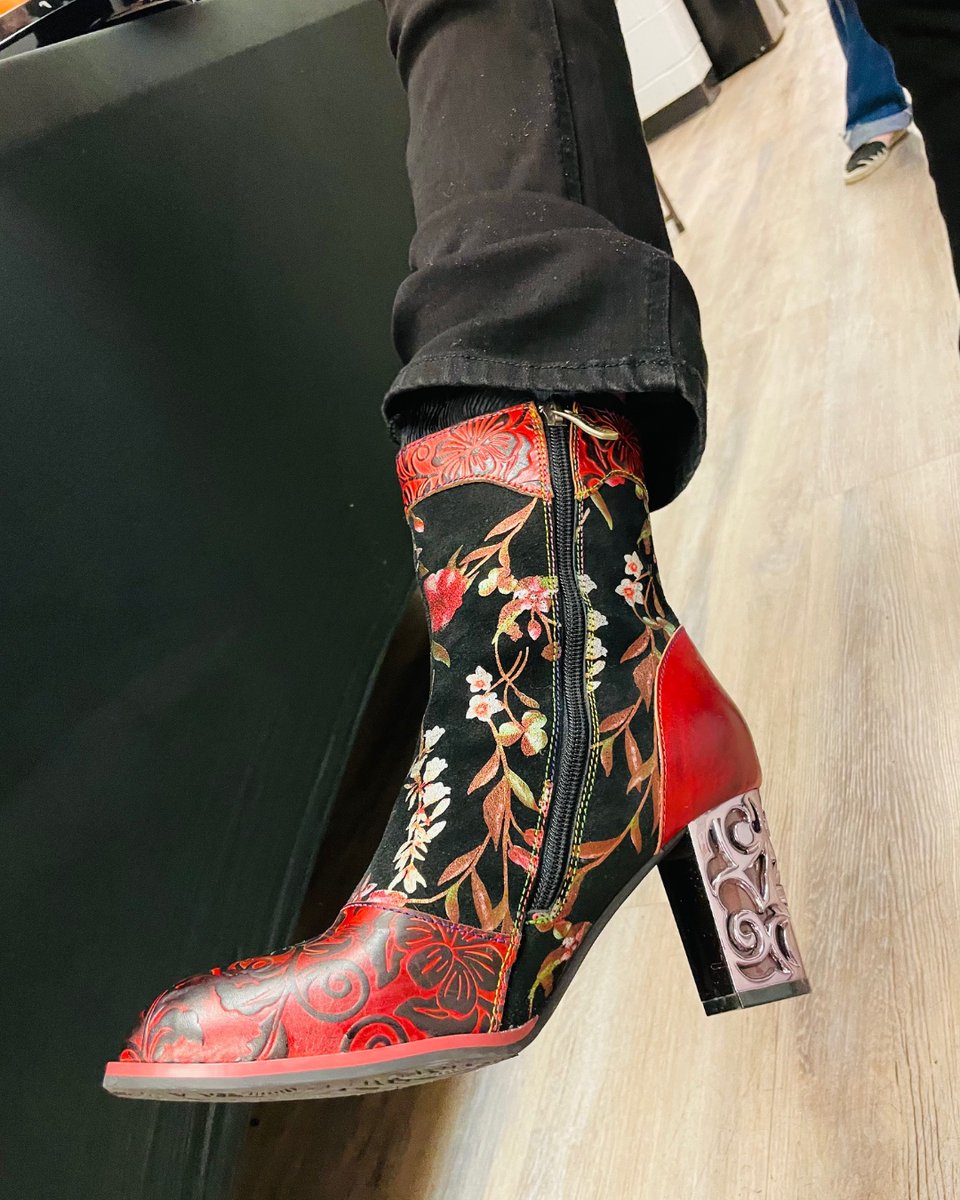Joan Osborne (@joan_osborne) on Twitter photo Not only did she play gorgeously all night long, but <a href="/cindycashdollar/">Cindy Cashdollar</a> was wearing the coolest boots ever! #Dylanology #ShoeFetish Not only did she play gorgeously all night long, but <a href="/cindycashdollar/">Cindy Cashdollar</a> was wearing the coolest boots ever! #Dylanology #ShoeFetish